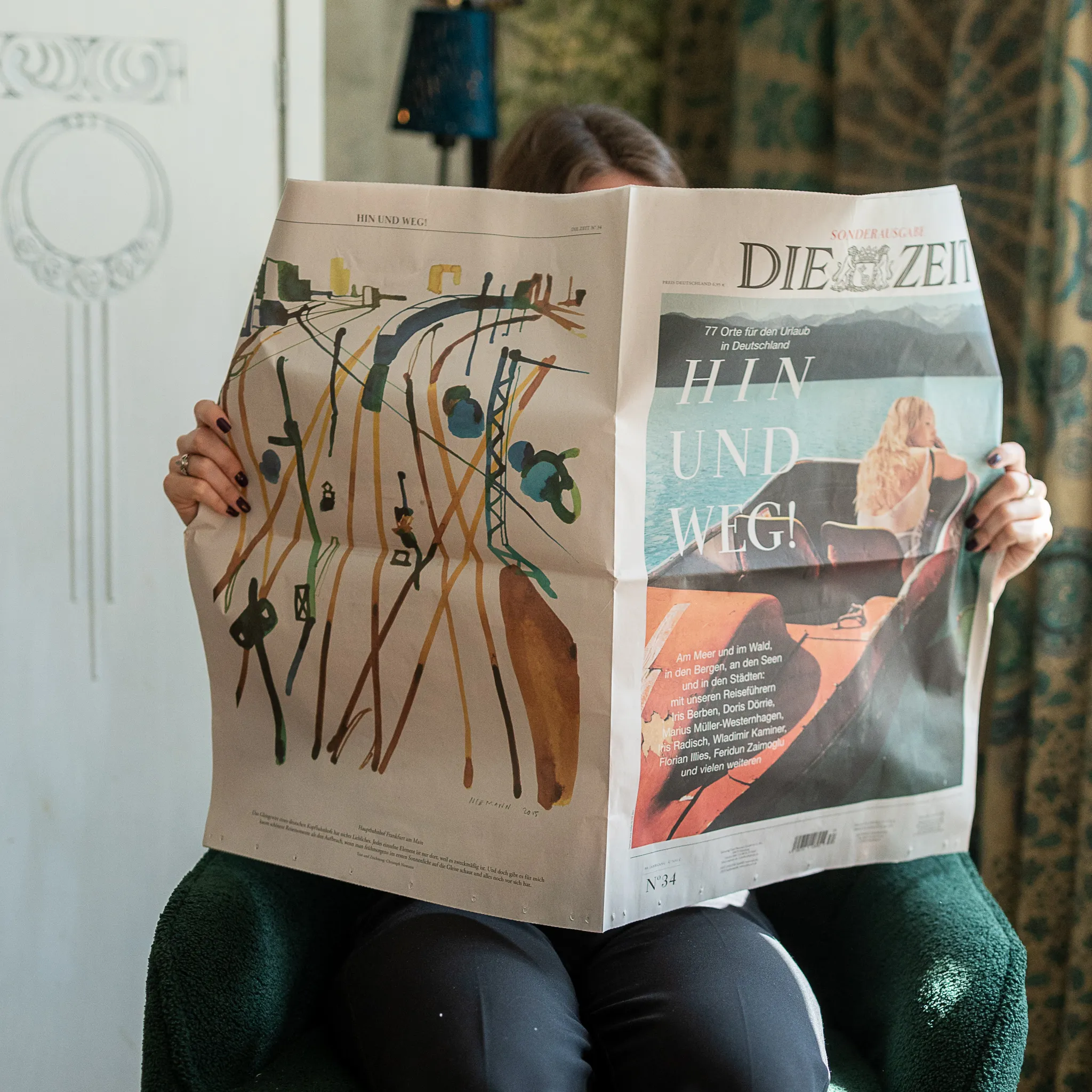 Ergebnis von Pressearbeit: eine Leserin mit einer Sonderausgabe der ZEIT