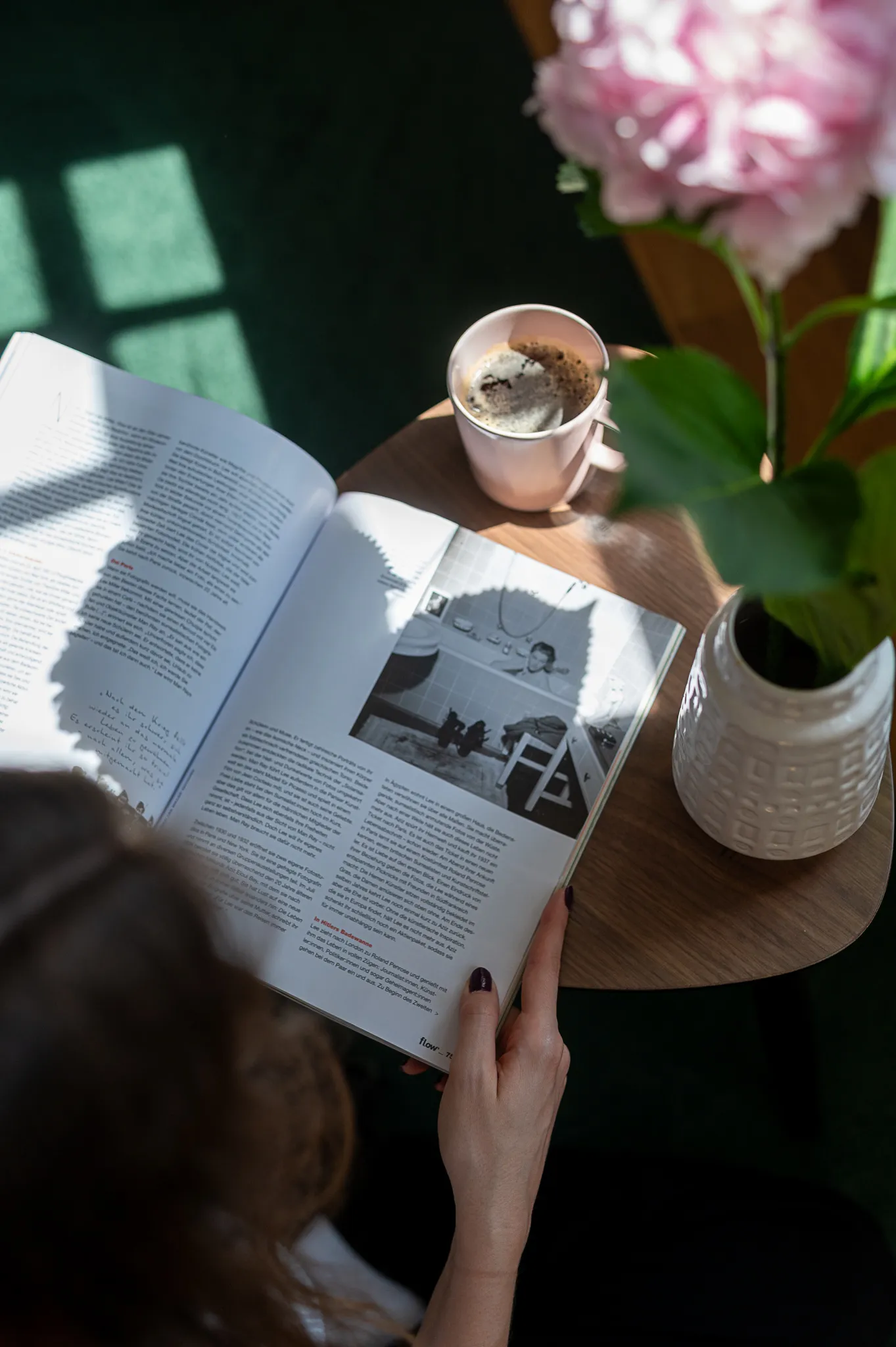 Magazinseiten zwischen Licht und Schatten auf einem Beistelltisch