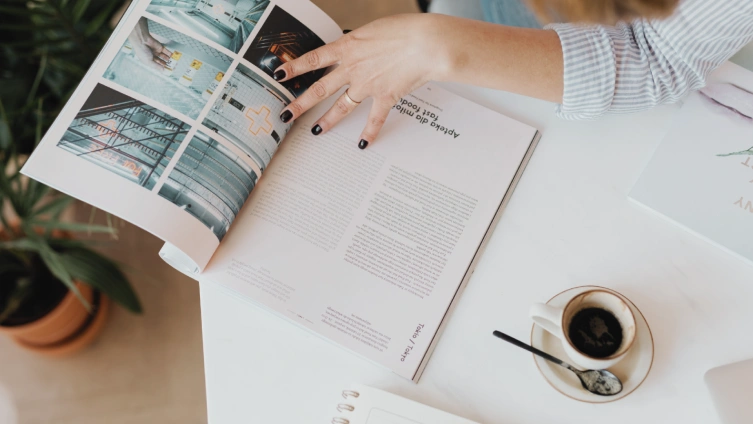 Frau liest in einem Magazin – Einladung zur Newsletter-Anmeldung für strategische PR-Tipps von Pressegold