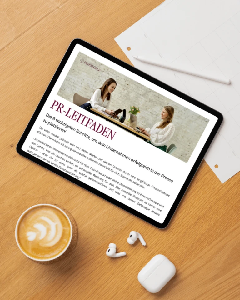 Pressegold PR-Leitfaden auf einem Tablet neben Kaffee und AirPods – Schritt-für-Schritt-Anleitung für Pressearbeit