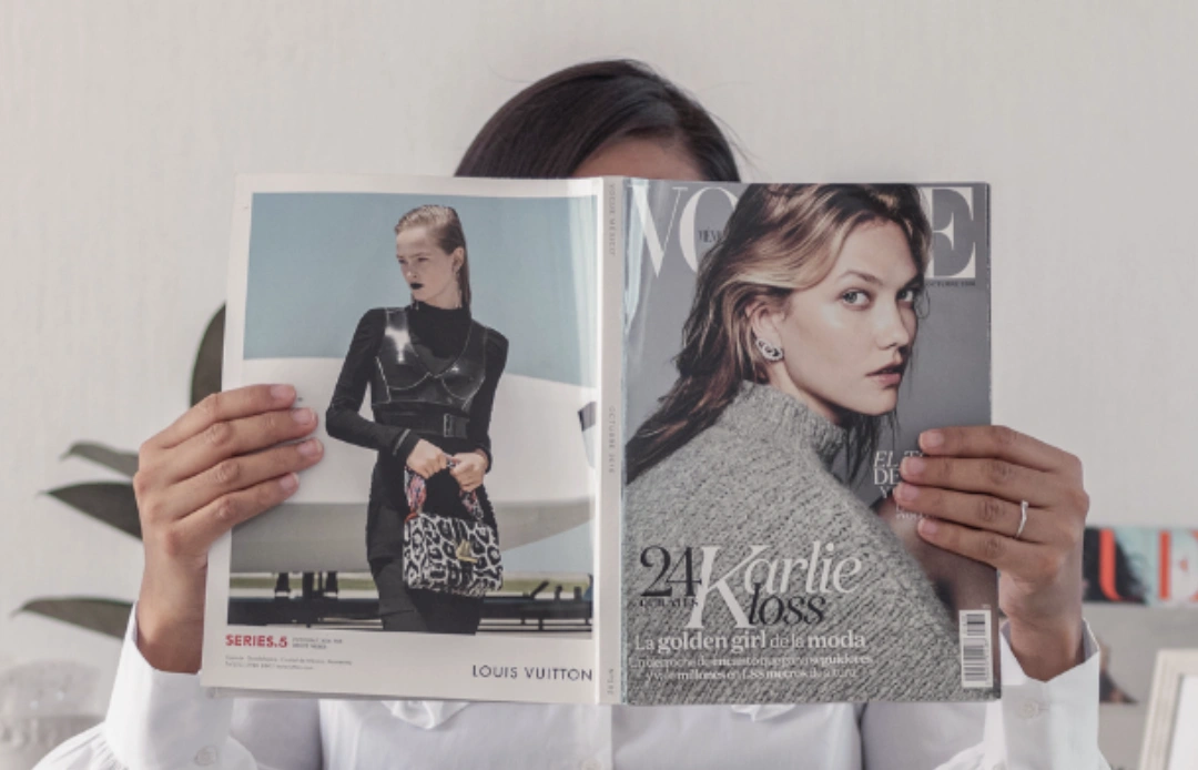 Frau hält ein Modemagazin in den Händen als Beispiel für erfolgreiche PR von Frauen für Frauen